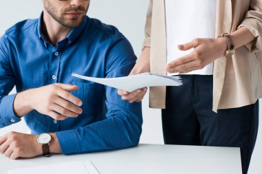 İşyerinde meslektaşı belgeleri ona beyaz izole geçen süre oturan işadamı kadeh kırpılmış