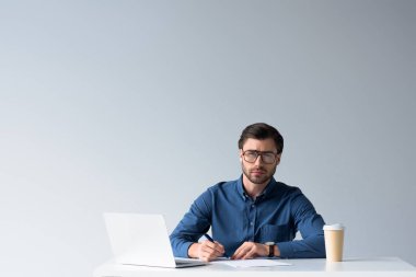 yakışıklı genç işadamı beyaz izole işyerinde belgelerin imzalanması