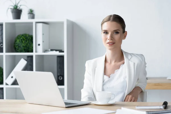 Erfolgreiche Junge Geschäftsfrau Sitzt Arbeitsplatz Büro — Stockfoto