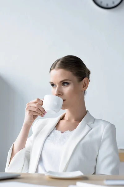 Attraktiv Ung Forretningskvinde Drikker Kaffe Kontoret - Stock-foto