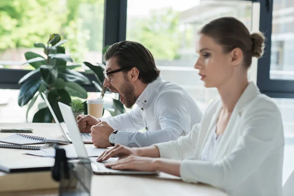 Zijaanzicht Van Gerichte Jonge Zakenvrouw Werken Terwijl Haar Collega Schreeuwen — Stockfoto