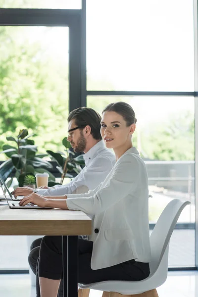 Visão Lateral Jovens Gerentes Sucesso Que Trabalham Com Laptops Juntos — Fotografia de Stock