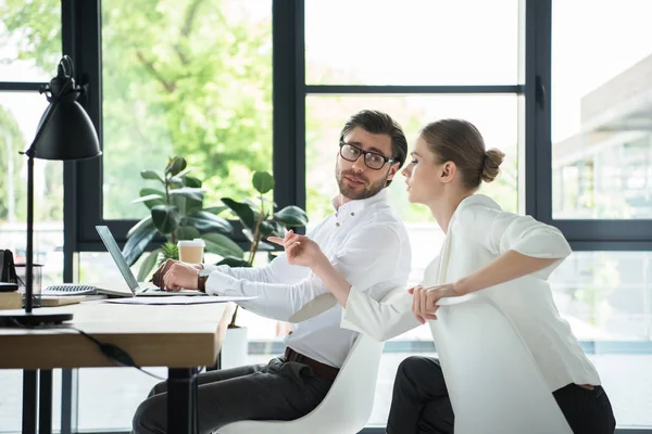 Vista Lateral Jóvenes Gerentes Exitosos Trabajando Juntos Una Oficina Moderna — Foto de Stock