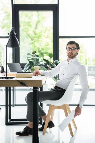 Vista Laterale Bel Giovane Uomo Affari Seduto Sul Posto Lavoro — Foto Stock