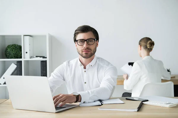 Schöner Junger Geschäftsmann Arbeitet Mit Laptop Modernen Büro Hintergrund Sitzt — Stockfoto
