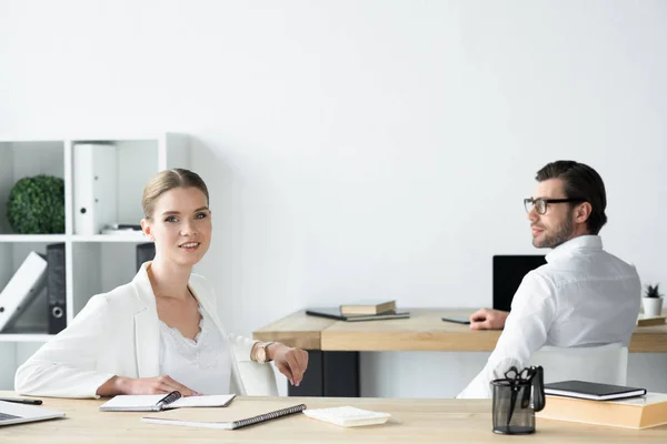 Junge Geschäftskollegen Sitzen Arbeitsplatz Büro — Stockfoto