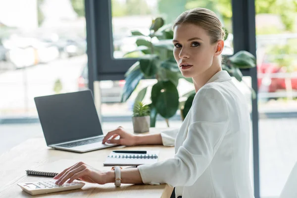 Framgångsrik Ung Affärskvinna Arbetar Med Laptop Kontoret Och Tittar Kameran — Stockfoto