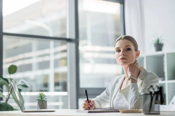 Beautiful Young Businesswoman Sitting Workplace Modern Office Looking Camera — Stock Photo, Image