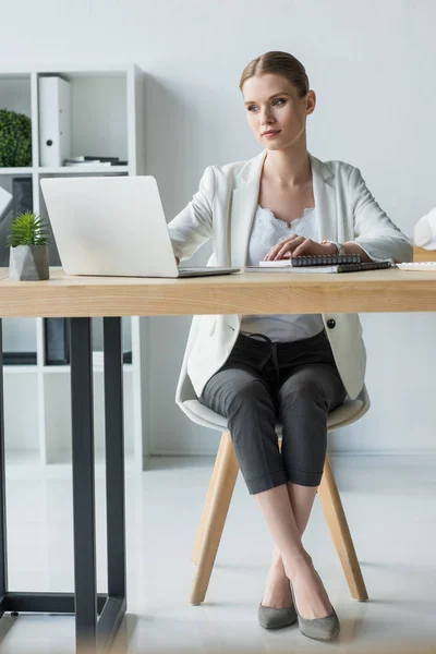 Pengusaha Wanita Muda Yang Cantik Bekerja Dengan Laptop Kantor Modern — Stok Foto