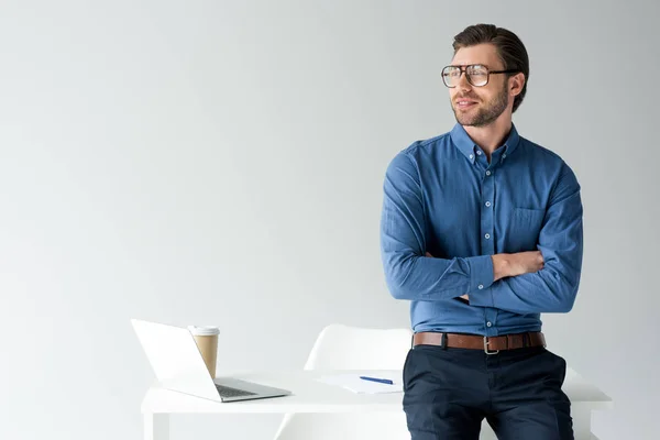 Joven Hombre Negocios Guapo Con Brazos Cruzados Apoyados Lugar Trabajo — Foto de Stock