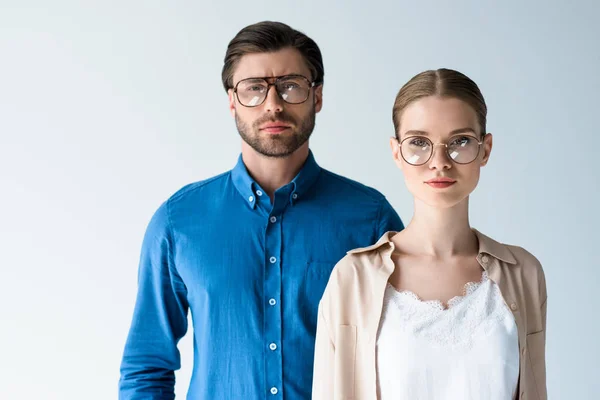 Attraktiv Ung Man Och Kvinna Snygga Kläder Och Glasögon Isolerad — Stockfoto