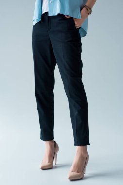 Kırpılan kadın şık pantolon ve topuklu Grey bardak