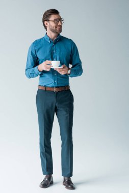 beyaz üzerine kahve ile gülümseyen genç adam