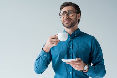 mutlu genç adam alt görünümü üzerinde beyaz izole kahve ile