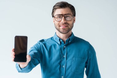 mutlu genç adam boş ekran üzerinde beyaz izole ile Smartphone holding