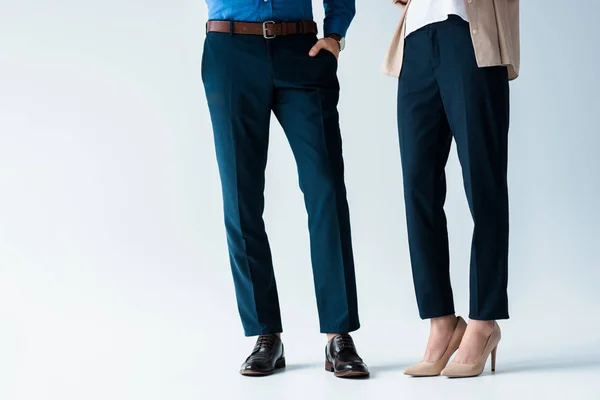 男とスタイリッシュなパンツと白い靴の女のクロップ撮影 — ストック写真