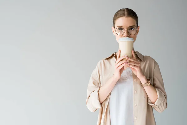 Bella Giovane Donna Che Beve Caffè Andare Isolato Sul Grigio — Foto Stock