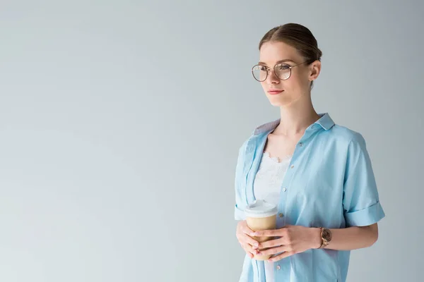 Привлекательная Молодая Женщина Бумажной Чашкой Кофе Изолированы Сером — стоковое фото