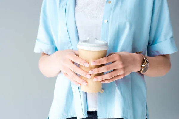 コーヒーに孤立した灰色の紙コップと女性のショットをトリミング  — 無料ストックフォト