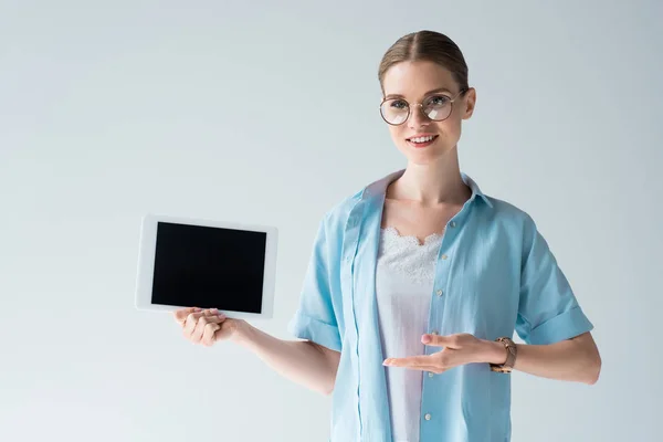 Ευτυχισμένη Γυναίκα Δείχνει Tablet Κενή Οθόνη Που Απομονώνονται Γκρι — Δωρεάν Φωτογραφία