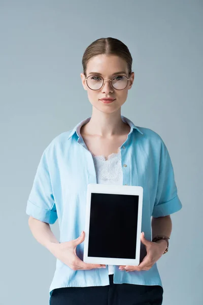 Schöne Junge Frau Hält Tablet Mit Leerem Bildschirm Isoliert Auf — Stockfoto