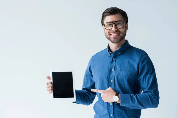 Schöner Junger Mann Zeigt Auf Leeren Tablet Bildschirm Isoliert Auf — Stockfoto