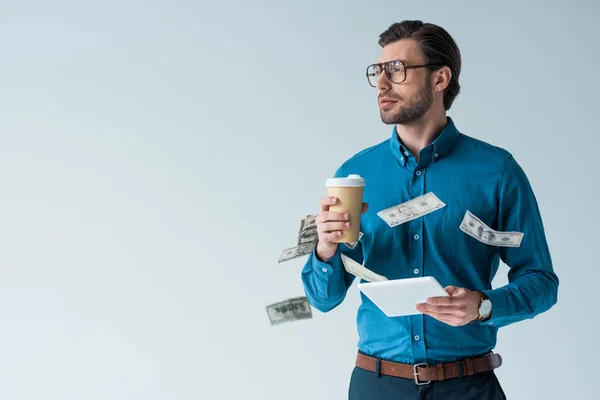 Dinheiro Caindo Torno Homem Jovem Com Xícara Papel Café Tablet — Fotografia de Stock