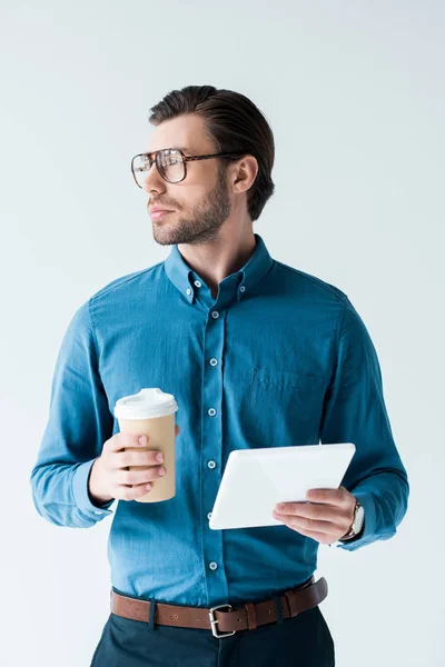 Joven Guapo Con Taza Papel Café Tableta Aislado Blanco — Foto de Stock