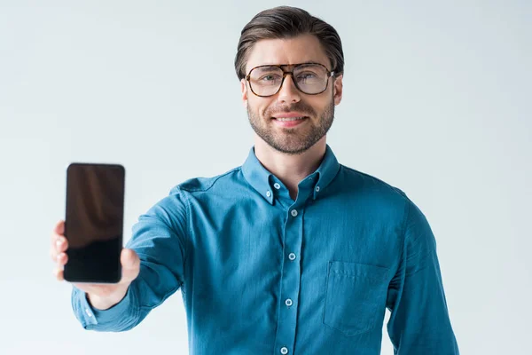 Счастливый Молодой Человек Держит Смартфон Чистым Экраном Изолированы Белом — стоковое фото