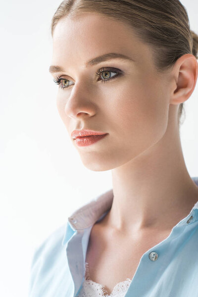 Крупный план портрета красивой молодой женщины, изолированной на белом
