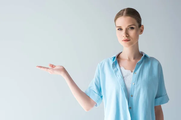 Mooie Jonge Vrouw Blauw Shirt Wijzend Lege Ruimte Geïsoleerd Grijs — Gratis stockfoto