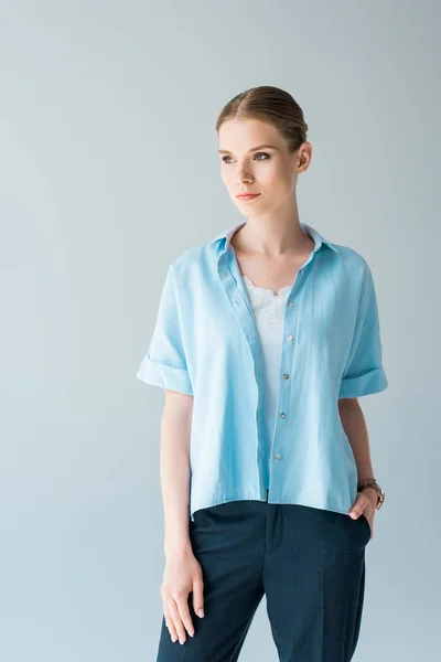 Mooie Jonge Vrouw Stijlvol Blauw Shirt Geïsoleerd Grijs — Stockfoto