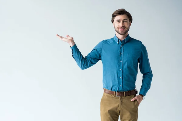 Stilig Ung Man Casual Kläder Pekar Med Hand Isolerad Vit — Gratis stockfoto