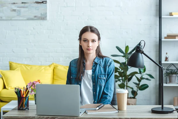 Menina Bonita Usando Laptop Olhando Para Câmera Enquanto Estuda Casa — Fotografia de Stock