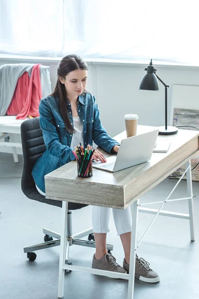 Sudut Pandang Tinggi Dari Gadis Remaja Menggunakan Laptop Meja Kayu — Stok Foto