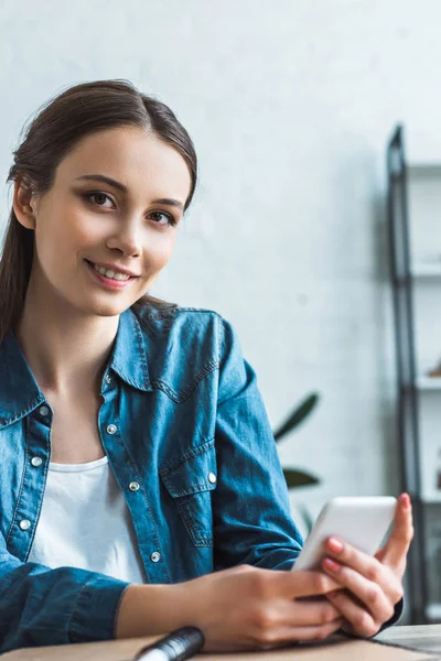 Vacker Flicka Med Smartphone Och Ler Mot Kameran — Stockfoto