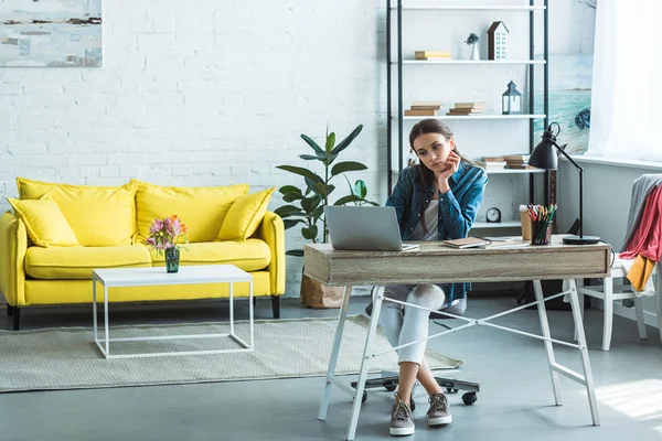 Gelangweilte Teenagerin Lernt Hause Mit Laptop — Stockfoto