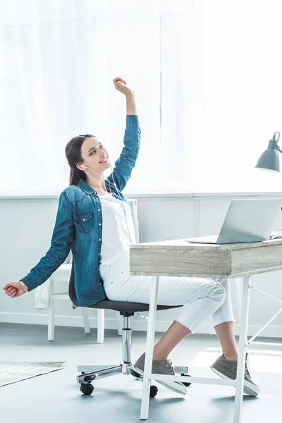 Glad Tjej Hörlurar Höja Handen Och Tittar Bort När Använder — Stockfoto