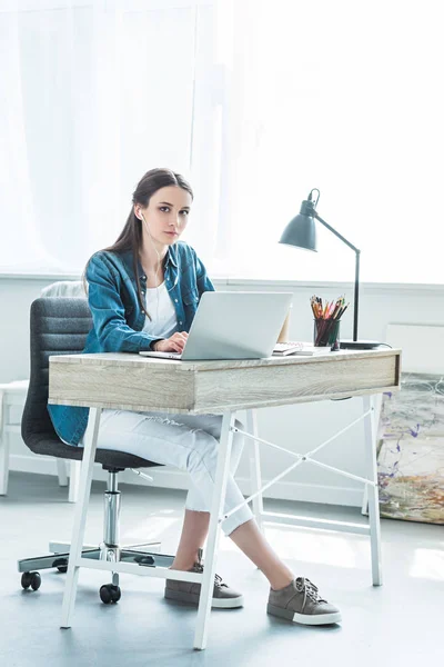 Beautiful Teenage Girl Earphones Using Laptop Looking Camera While Sitting — Stock Photo, Image