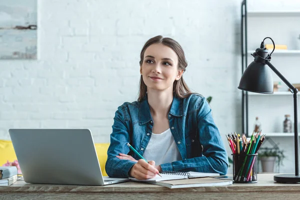 Pensive Smiling Girl Looking Away While Studying Home — Stock Photo, Image