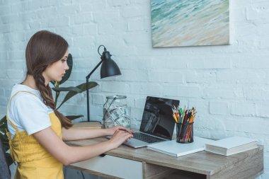 cam kavanoz birikimleri ile laptop ve tablo kullanan genç kız