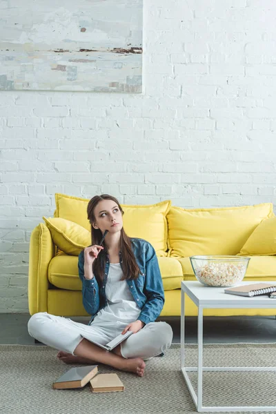 Pensive Barefoot Girl Looking While Sitting Carpet Studying Home — Stock Photo, Image