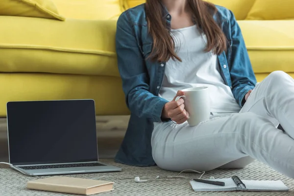 Tiro Cortado Menina Segurando Copo Enquanto Sentado Tapete Estudando Casa — Fotografia de Stock