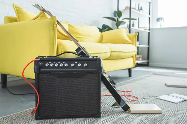 Guitarra Eléctrica Altavoz Pie Suelo Con Libros Cerca Del Sofá —  Fotos de Stock