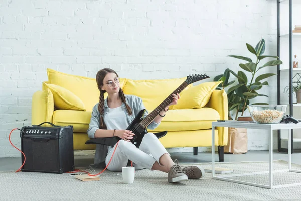 Kadın Genç Müzisyen Katta Oturma Odasında Elektro Gitar Çalmak — Stok fotoğraf