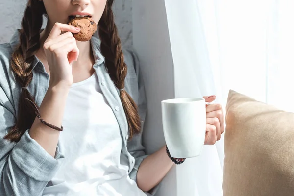 쿠키를 커피를 마시는 여자의 보기를 — 스톡 사진