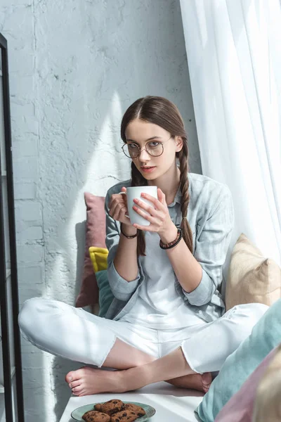 Menina Adolescente Atraente Comer Biscoitos Com Café Peitoril Janela Com — Fotografia de Stock