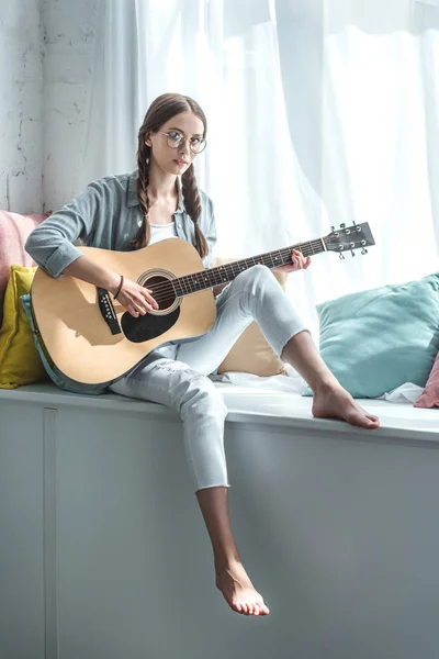 Bela Menina Adolescente Tocando Guitarra Acústica Enquanto Sentado Peitoril Janela — Fotografia de Stock