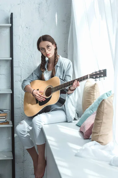 Adolescent Fille Jouer Guitare Acoustique Tandis Que Assis Sur Rebord — Photo