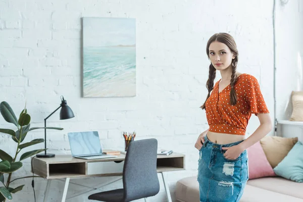 Adolescente Chica Con Trenzas Pie Cerca Mesa Con Portátil — Foto de Stock